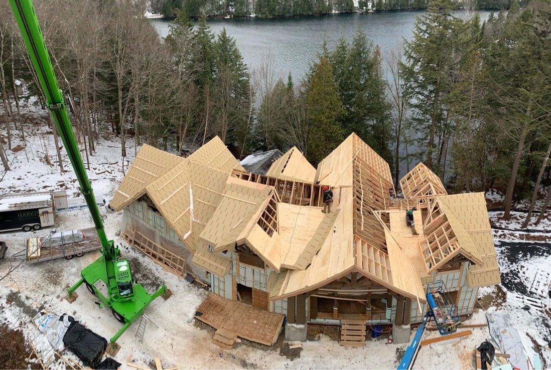 Construction de ferme de toit, poutrelle de plancher et mur préfabriqué dans les Laurentides