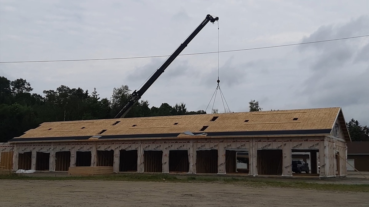 Installation de fermes de toits (truss) des Mini Entrepôts