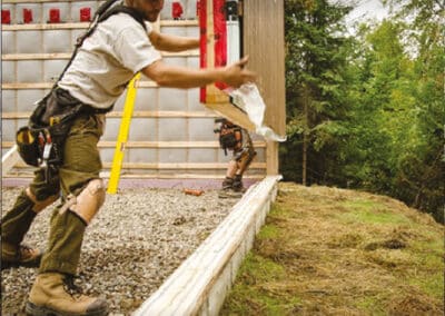 Installation de ferme de toit, poutrelle de plancher et mur préfabriqué dans les Laurentides